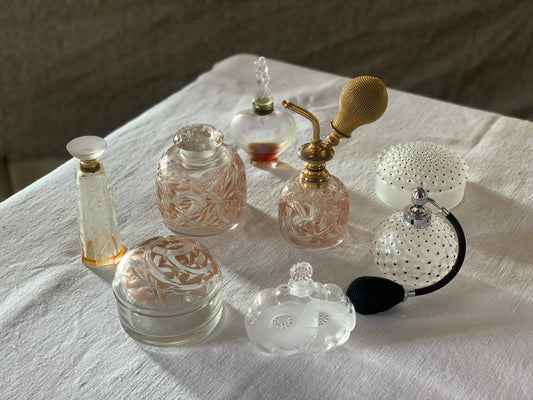 Collection de vaporisateurs et flacons anciens à parfums de la maison Lalique