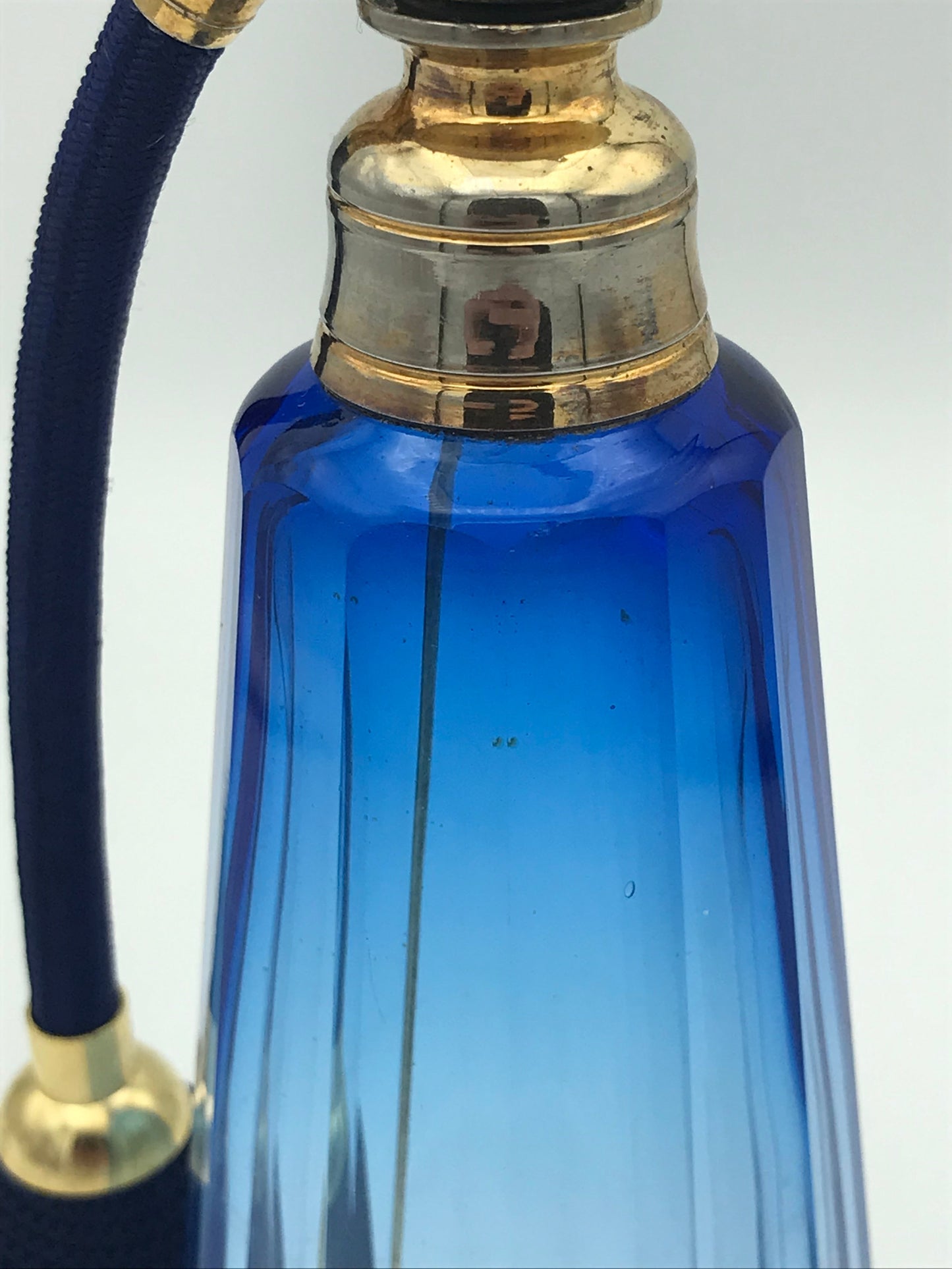 Vaporisateur à parfum cristal bleu - Premium Vaporisateur à parfum from Atelier Guillot - Just €380! Shop now at Atelier Guillot