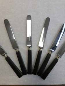 Couteaux de table lames acier chromé et manche ébène